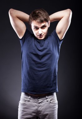 eller boyunda olan genç adam gülümsüyor