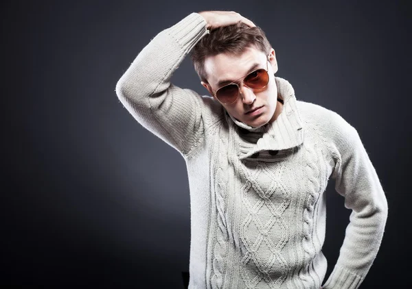 Человек в белом свитере и солнечных очках — стоковое фото