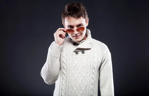 Man in white sweater and sunglasses — Stock Photo, Image