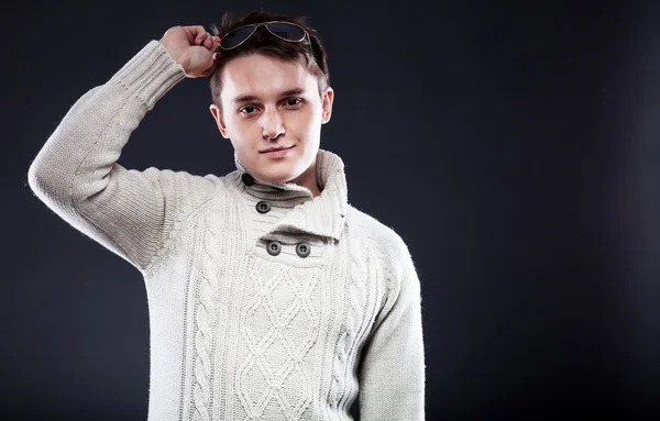 Man in white sweater and sunglasses — Stock Photo, Image