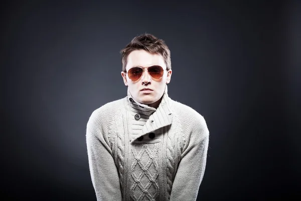 Człowiek w białym sweter i okulary — Zdjęcie stockowe