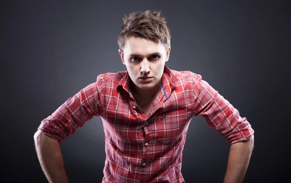 Retrato de homem jovem casual em camisa xadrez vermelho — Fotografia de Stock