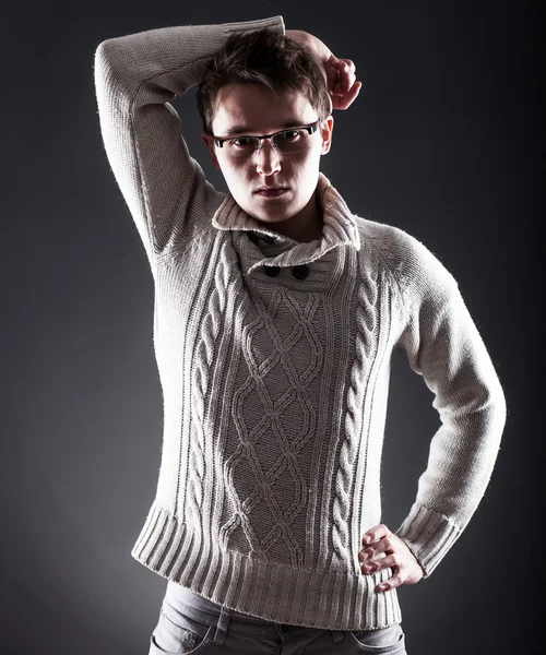 Jonge man in de witte trui en glazen — Stockfoto