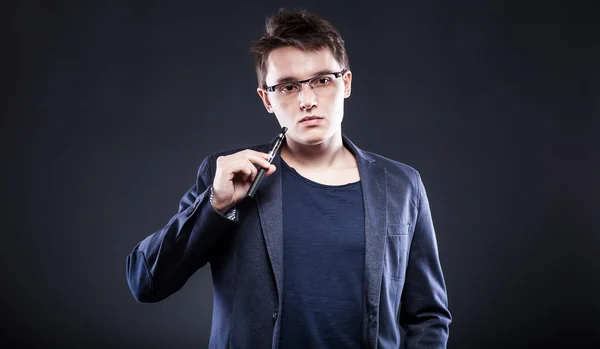 Młody człowiek palenie elektroniczny papieros — Zdjęcie stockowe