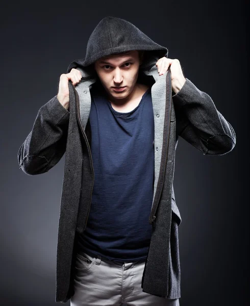 Junger Mann im Mantel mit Kapuze — Stockfoto