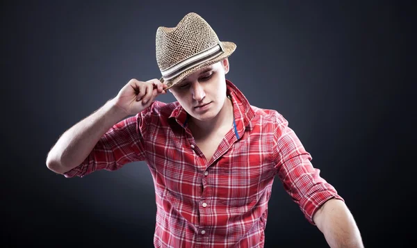 Joven con sombrero de paja — Foto de Stock