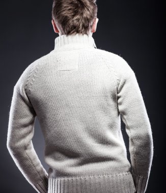 genç adam beyaz kazak arka görünümü