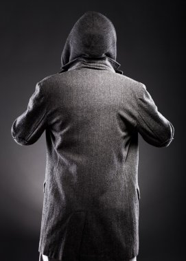 genç adam kış ceket ve kaput arka görünümü