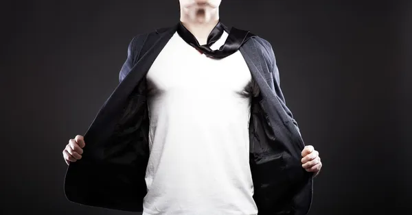 Hombre tirando chaqueta abierta mostrando camiseta blanca, copyspace — Foto de Stock