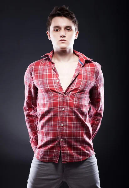 Retrato de un joven casual con camisa a cuadros roja —  Fotos de Stock