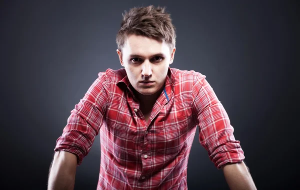 Retrato de un joven casual con camisa a cuadros roja — Foto de Stock