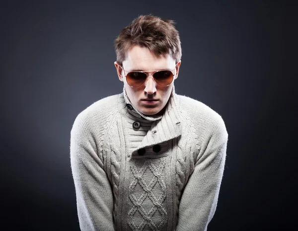 Man in white sweater and sunglasses — Stock Photo, Image