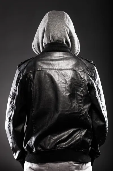 Jeune homme en veste en cuir et capuche vue arrière — Photo
