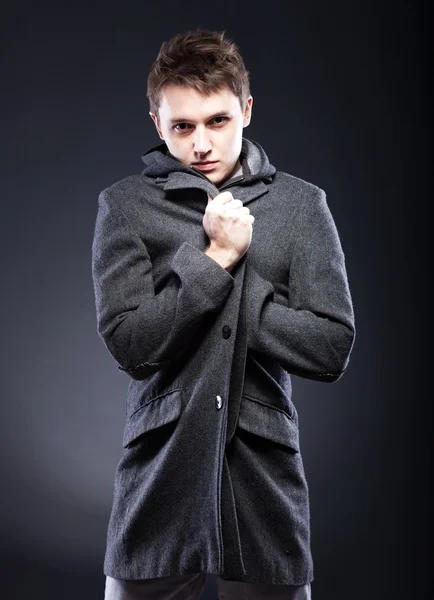 Young man in winter clothes shivering from cold — Stock Photo, Image