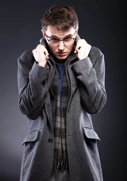 Young man in winter clothes shivering from cold — Stock Photo, Image
