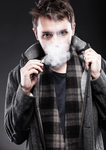 Homem fumando cigarro eletrônico — Fotografia de Stock