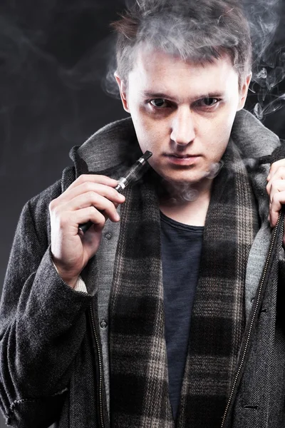 男性喫煙電子タバコ — ストック写真