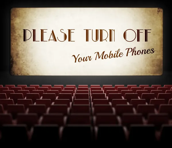 Stäng av mobiltelefoner filmduken i gamla biografen — Stockfoto