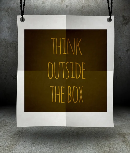 Pense fora do conceito de caixa no cartaz de papel — Fotografia de Stock