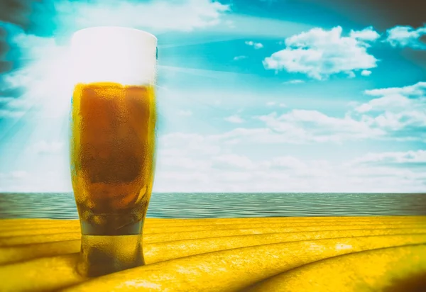 Öl glas på stranden solig dag, vintage bild — Stockfoto