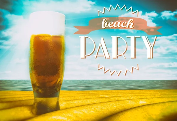 Beach party sign, bicchiere di birra sulla sabbia — Foto Stock