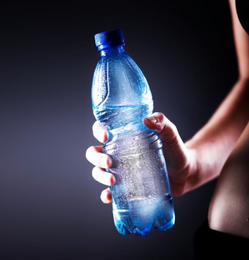 su şişesi fitness kadın el, sağlık kavramı