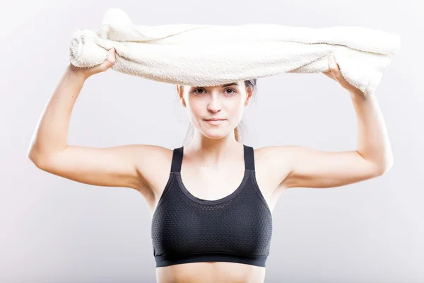 Fit woman after training wiping face with towel — Stock Photo, Image