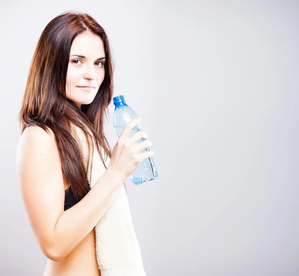 Mujer joven después del ejercicio con botella de agua —  Fotos de Stock