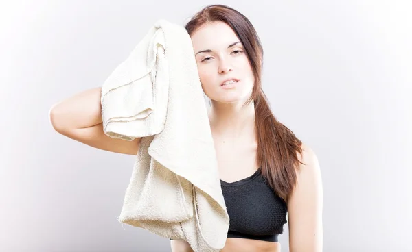 训练擦脸用毛巾后位疲乏的女人 — 图库照片