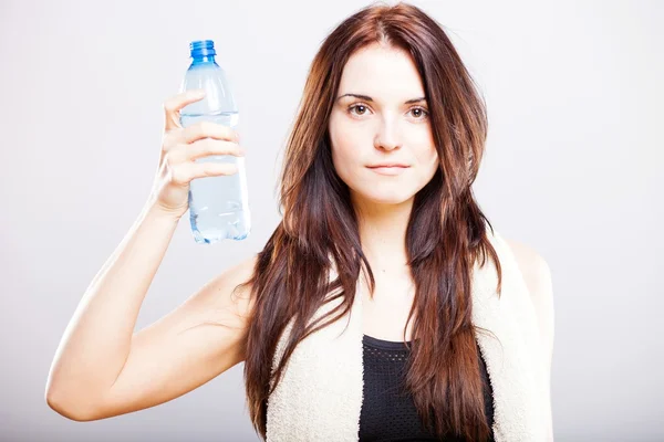 Donna esausta dopo il fitness con asciugamano e bottiglia d'acqua — Foto Stock