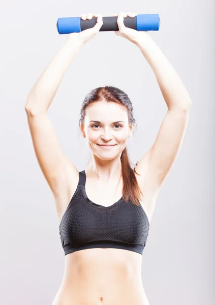 Passen vrouw tijdens het trainen met halters — Stockfoto