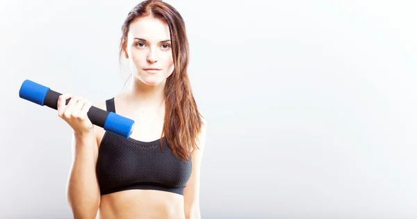 Mujer en forma durante el ejercicio con pesas —  Fotos de Stock