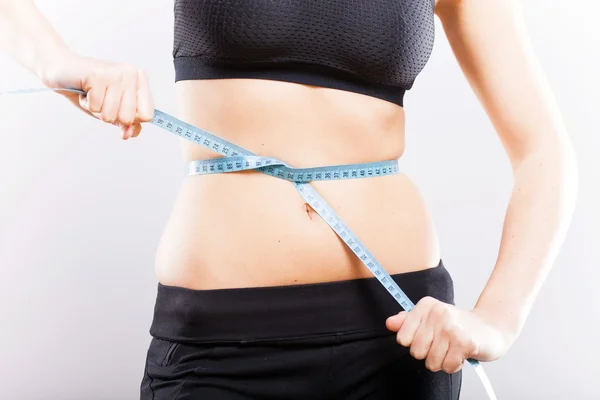 Vrouw haar taille, gewicht verlies concept het meten — Stockfoto