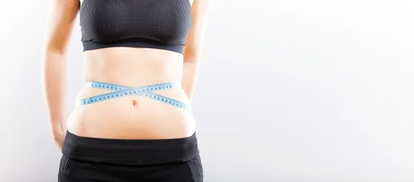 Frau misst ihre Taille, Konzept zur Gewichtsreduktion — Stockfoto