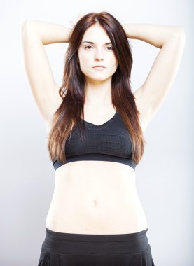 genç atletik kadın spor sutyeni poz