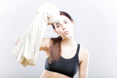 genç kadının yüzünü havluyla siliyor egzersiz sonrası