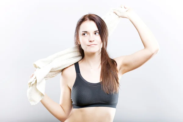 Erschöpfte Frau nach Training mit Handtuch abwischen — Stockfoto