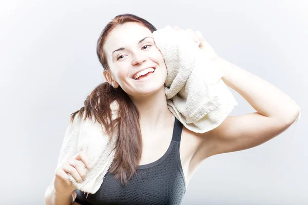 Uśmiechający się piękną kobietą po treningu z ręcznikiem — Zdjęcie stockowe