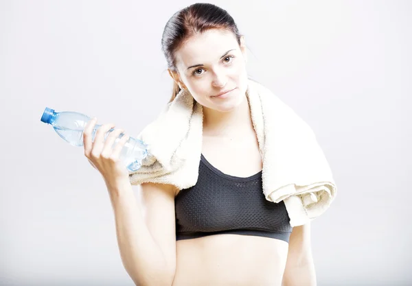 Mulher natural após o treinamento com garrafa de água e toalha — Fotografia de Stock