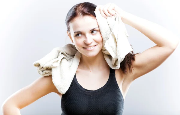 Femme après l'entraînement et le bain essuyant visage avec serviette — Photo