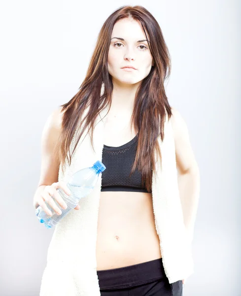 Donna stanca dopo il fitness con asciugamano e bottiglia d'acqua — Foto Stock