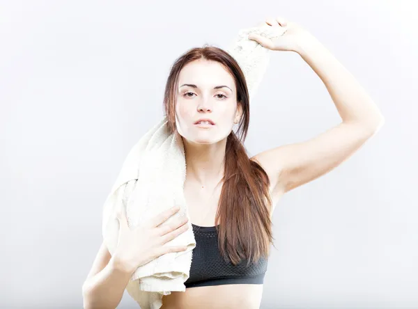 Müde Frau nach Fitnessübung mit Handtuch wischen — Stockfoto