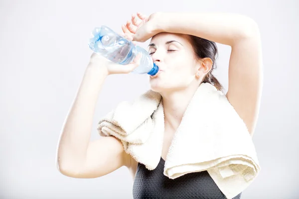 Jovem mulher apto beber água após a aptidão — Fotografia de Stock