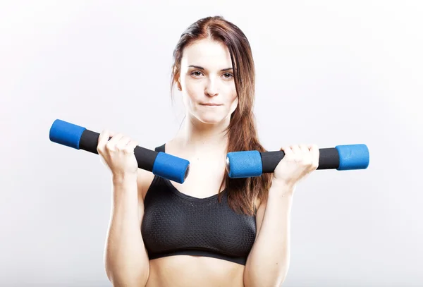 Passen vrouw tijdens het trainen met halters — Stockfoto