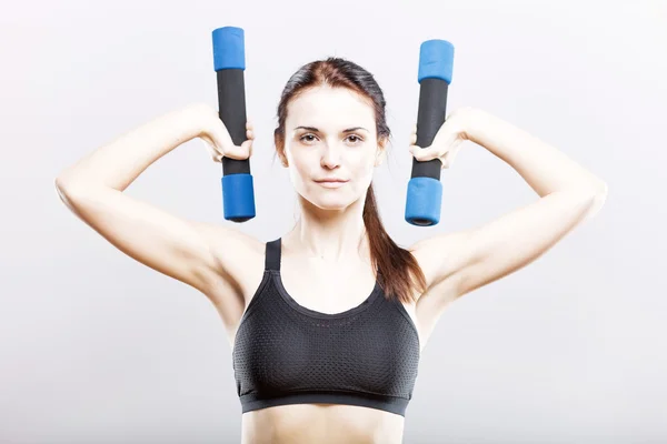 Entrenamiento de mujer en forma joven con pesas — Foto de Stock