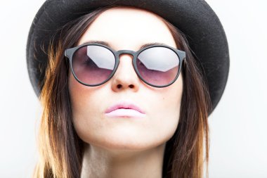 moda şık genç bir kadın portresi