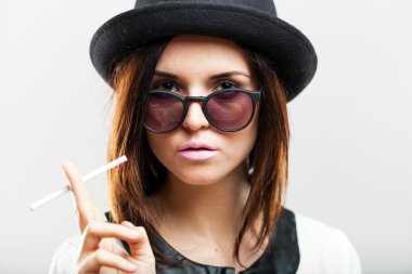 retro moda portre kadının sigara ile