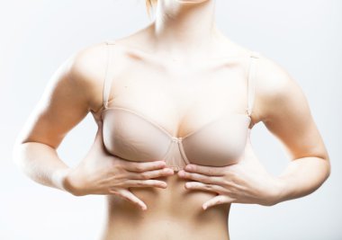 onları itmek meme üzerinde ellerini tutan kadın