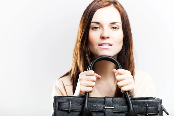 Elegante joven mujer sosteniendo bolsa de cuero —  Fotos de Stock