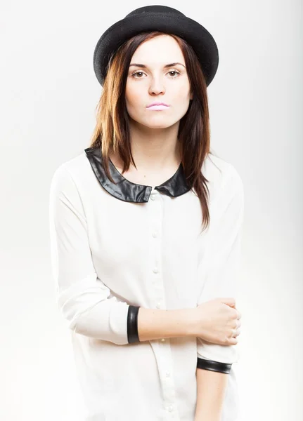 Retrato de moda de mujer joven en sombrero — Foto de Stock